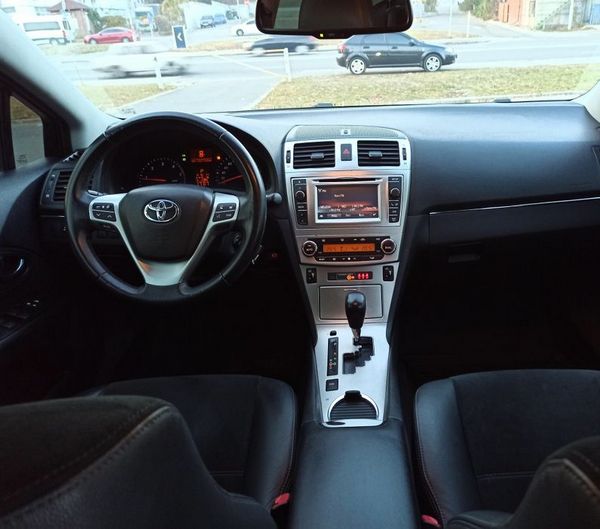 toyota avensis 2015